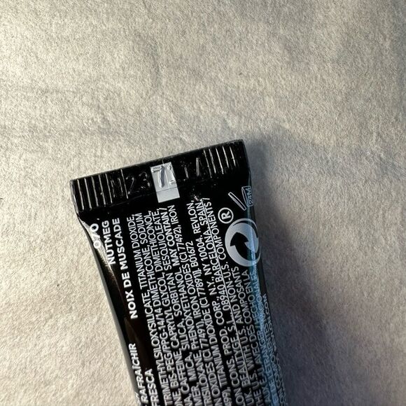 Revlon ColorStay Skin Awaken 5-in-1 Concealer Color: 070 Nutmeg 0.27oz - Picture 3 of 4